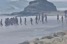 سلسلة بشرية تنقذ طفلًا من الغرق