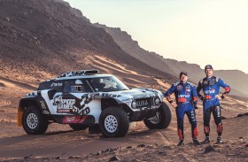 النجم السعودي الراجحي، وبطل العالم الجديد ولكنر يسعيان للفوز في رالي أبوظبي الصحراوي