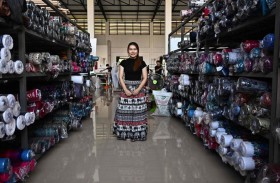 سروال الفيلة من تذكار للسياح إلى موضة لشباب تايلاند 