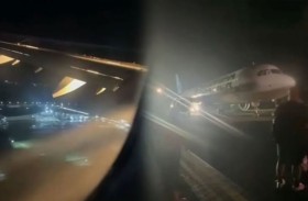 هبوط مرعب لطائرة تقل 228 راكباً بعد تحطم عجلتها