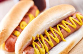 عامل المطعم يضع كوكايين في شطيرة هوت دوغ