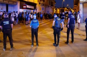 إسبانيا تدعو للتهدئة بعد أعمال شغب مناهضة للمهاجرين