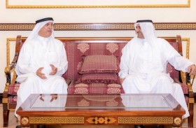 حاكم الفجيرة يطلع على مبادرات أوقاف دبي الإنسانية