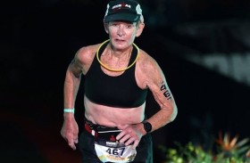 ثمانينية تصنع التاريخ كأكبر امرأة تُكمل بطولة العالم للرجل الحديدي