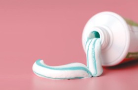 طبيبة تحذر من مكونات خطرة في معجون الأسنان