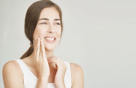 طبيب يوضح مخاطر صرير الأسنان