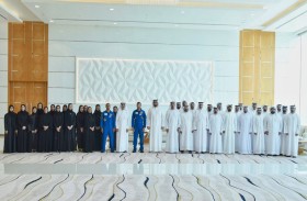 حاكم أم القيوين يستقبل رائدي الفضاء سلطان النيادي وهزاع المنصوري وفريق مهمة «طموح زايد 2»