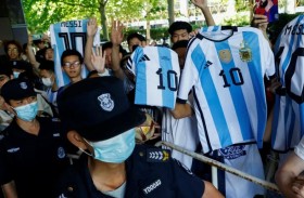 ليو يطارد ميسي من أجل سيلفي بأي ثمن