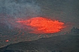 بركان بهاواي يثور ويطلق نيرانه