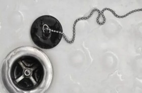 أم تحذر: سدادة حوض الاستحمام كادت تقتل طفلي