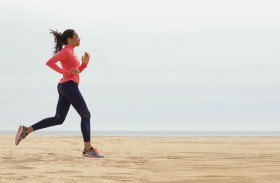 فوائد تمارين المشي على الشاطئ النفسية والجسدية.. لا تقدر بثمن