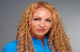 تكشف عن سر مظهرها الشاب في سن الستين