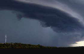 عاصفة تقتل امرأة وتقطع الكهرباء عن الآلاف 