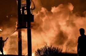  فرق الإطفاء تأمل في السيطرة على حريق كبير قرب أثينا 