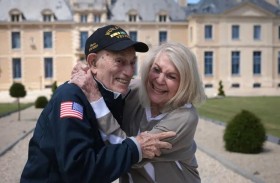 يتزوج من خطيبته البالغة 96 عاما