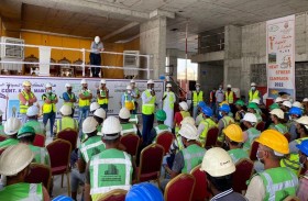 بلدية مدينة أبوظبي تثقف العمال بالإجراءات الوقائية للعمل على الارتفاعات العالية