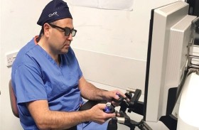 طبيب أردني يجري 9 جراحات معقدة باستخدام الروبوت