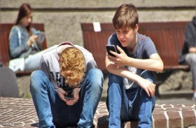 فيسبوك يتجاوز الحدود.. إعلانات سجائر وكحول وقمار للأطفال