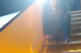 راكب من ذوي الهمم يزحف للهبوط من الطائرة