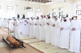 نائب رئيس «تنفيذي أم القيوين» والشيوخ يؤدون صلاة الجنازة على جثمان علي جاسم أحمد آل علي