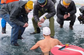 يكتم أنفاسه ويغوص ببحيرة متجمدة