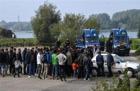 مهاجرون أفغان يتهمون الشرطة الفرنسية بإطلاق النار لإرهابهم