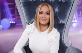 جينيفر لوبيز بإطلالة غريبة 