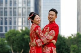 تفسخ خطوبتها وتطالب بدفع «رسوم عناق»!