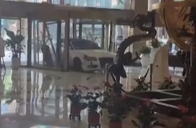 انتقم من الفندق بسيارته الرياضية 