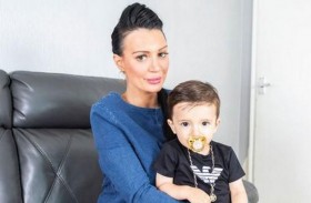 طفل على موعد مع 100 هدية بالكريسماس