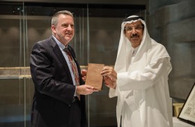 بعثة الولايات المتحدة تهدى مكتبة محمد بن راشد نسخة نادرة مترجمة للقرآن الكريم 