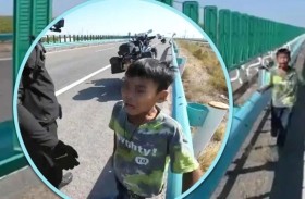 والد يعاقب ابنه بتركه وحيداً على الطريق