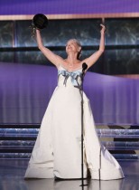 الممثلة الأمريكية كاثرين لاناسا تتسلم جائزة أفضل ممثلة مساعدة في مسلسل «ذا بيت» خلال حفل توزيع جوائز إيمي برايم تايم السابع والسبعين، بـ «لوس أنجلوس» . ا ف ب