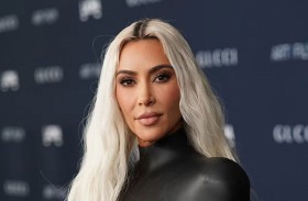كيم كارداشيان تقاضي معجبًا يلاحقها