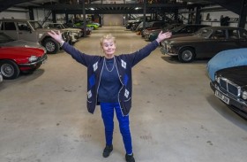 سبعينية تملك أسطولاً من 50 سيارة كلاسيكية 