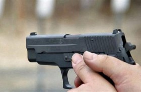 يستخدم سلاحه لإحباط سرقة متجره