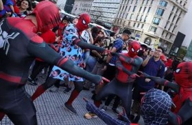 يحتشدون لتسجيل رقم قياسي لأكبر تجمع لـ «سبايدرمان»