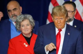 ما سر المرأة العجوز التي تقود حملة ترامب؟