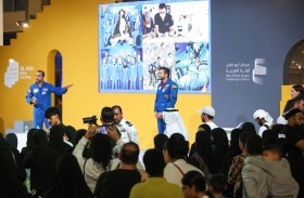 هزاع المنصوري وسلطان النيادي يقدمان تجربتهما الفضائية للأطفال ويشجعانهم على القراءة