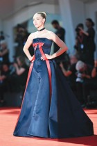 الممثلة الأمريكية أماندا سيفريد على السجادة الحمراء لفيلم «وصية آن لي» المعروض في مهرجان البندقية السينمائي الدولي. ا ف ب