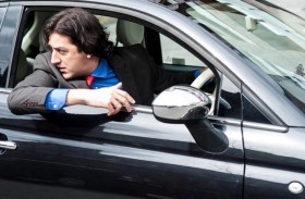 يحطم الرقم القياسي بقيادة السيارة للخلف