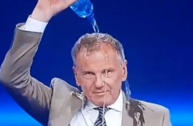 مذيع شهير ينهي نشرة الأخبار بسكب الماء على رأسه