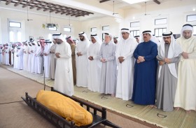 حاكم أم القيوين وولي عهده يؤديان صلاة الجنازة على جثمان محمد بن حميد بن عبدالرحمن الشامسي