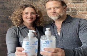 يجنيان ملايين الجنيهات من معقمات اليدين