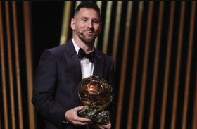 ميسي يتوج بـ «الكرة الذهبية» للمرة الثامنة ومانشستر سيتي أفضل فريق في استفتاء «فرانس فوتبول»