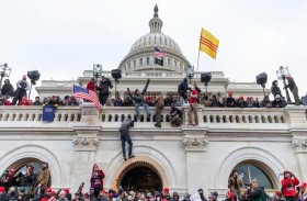 بحث الصلات بين مساعدي ترامب ومتشددين بشأن هجوم الكابيتول 