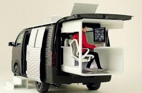 شاحنة نيسان للأعمال مزودة بمكتب قابل للطي