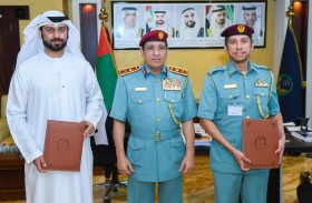 قائد عام شرطة رأس الخيمة يكرم موظف خدمة عملاء متميزاً وأحد مؤثري التواصل الاجتماعي بالإمارة