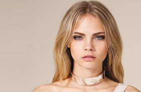 كارا ديليفين تمارس اليوغا  في الطبيعة