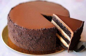 طبيبة تكشف طريقة لكبح الرغبة بتناول شيء حلو أو دهني